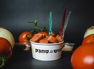 נקניקיית נשנוש, רטבים לבחירה: סחבק (צ'יפוטלה פיקנטי), סחבק שום, סחבק צ'ילי, סחבק פסטו, מיונז, קטשופ, חרדל, סחוג אדום, צ'ילי חריף, טבסקו.
