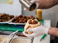 פלאפל עם שקשוקה בפיתה פלאפל עם שקשוקה בפיתה פלאפל מוסא נתניה