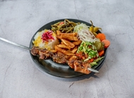 2 שיפודים לבחירה במגש + 2 תוספות שווארמה הסולטן רמת גן