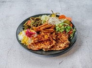 חזה עוף במרינדה במגש + 2 תוספות שווארמה הסולטן רמת גן