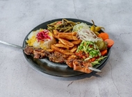 שיפוד פרגית במגש + 2 תוספות שווארמה הסולטן רמת גן