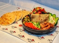 סלטים בפיתה שווארמה הסולטן רמת גן