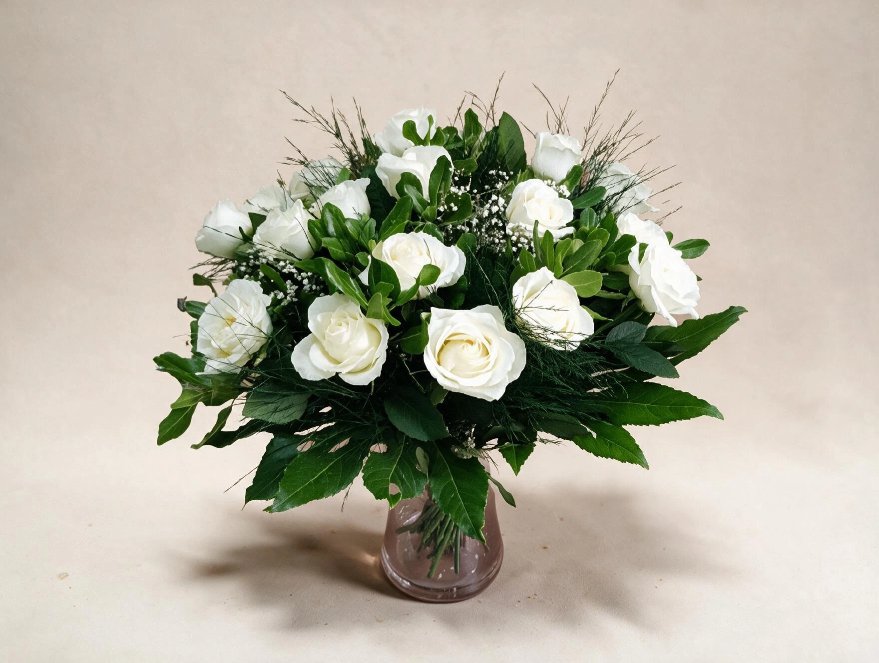 זר פרחים ורדים לבנים HR Flowers פרחים רמת גן