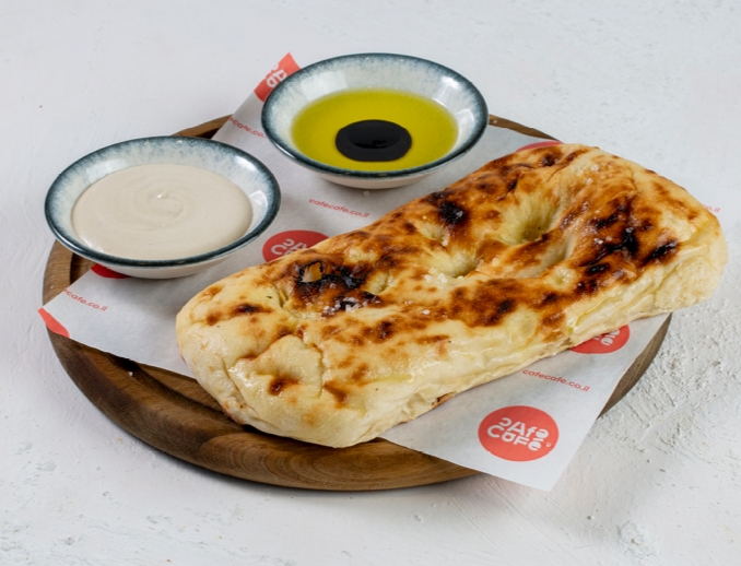 פוקאצ'ה מהתנור ומטבלים קפה קפה נהריה