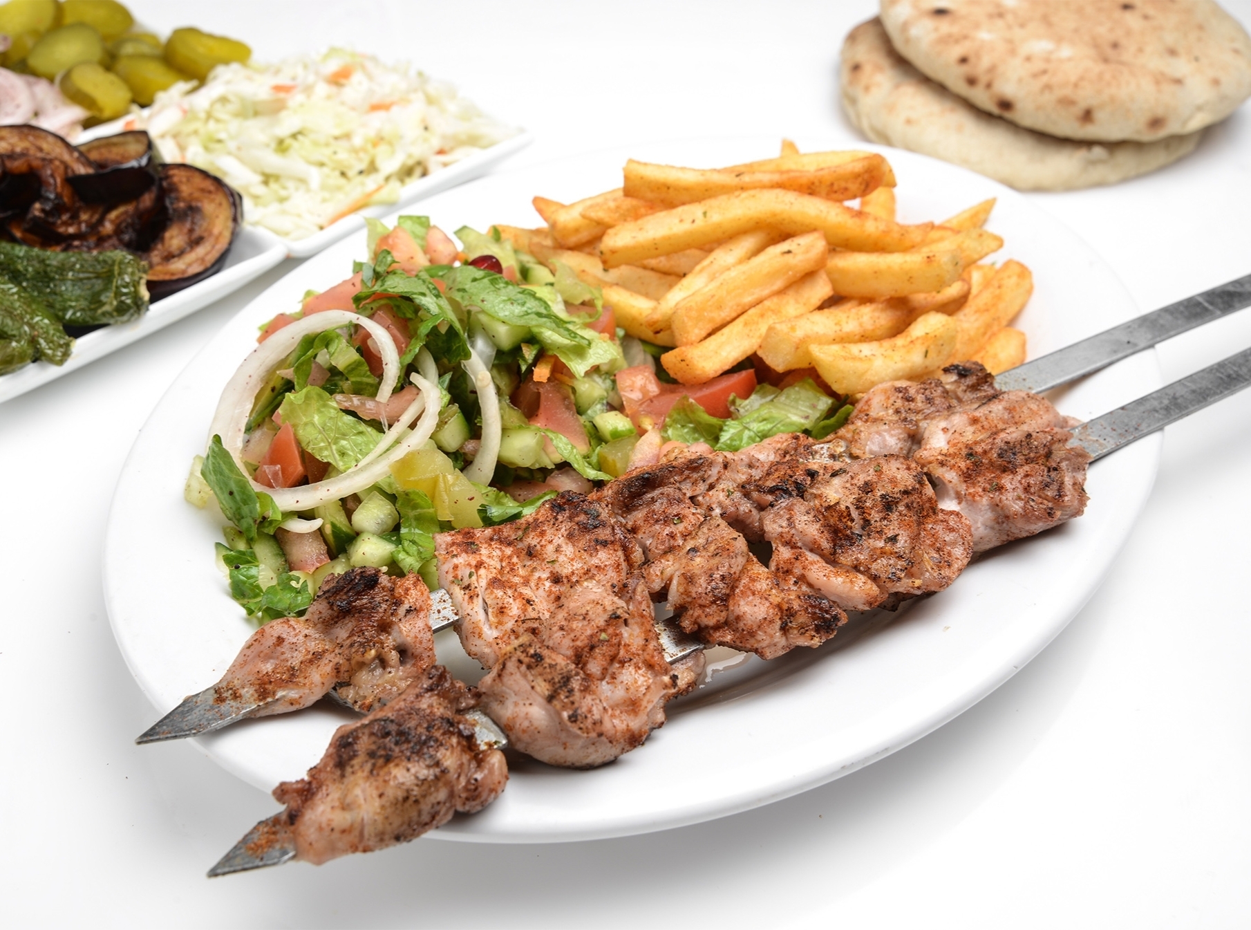 2 שיפודי פרגית בפיתה | מוגש עם צ׳יפס יעקב קבב נשר