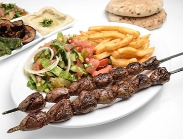 2 שיפודי לבבות בפיתה | מוגש עם צ׳יפס יעקב קבב נשר