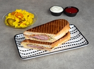 טוסט נקניק בהרכבה DUKU Meat Bar דוקו מיט בר