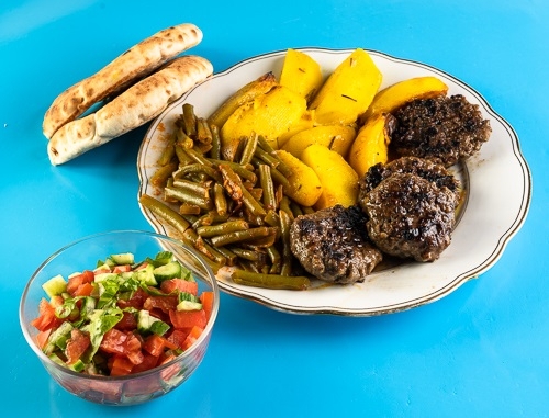 קבב ביתי + 2 תוספות יומה אוכל ביתי באר יעקב