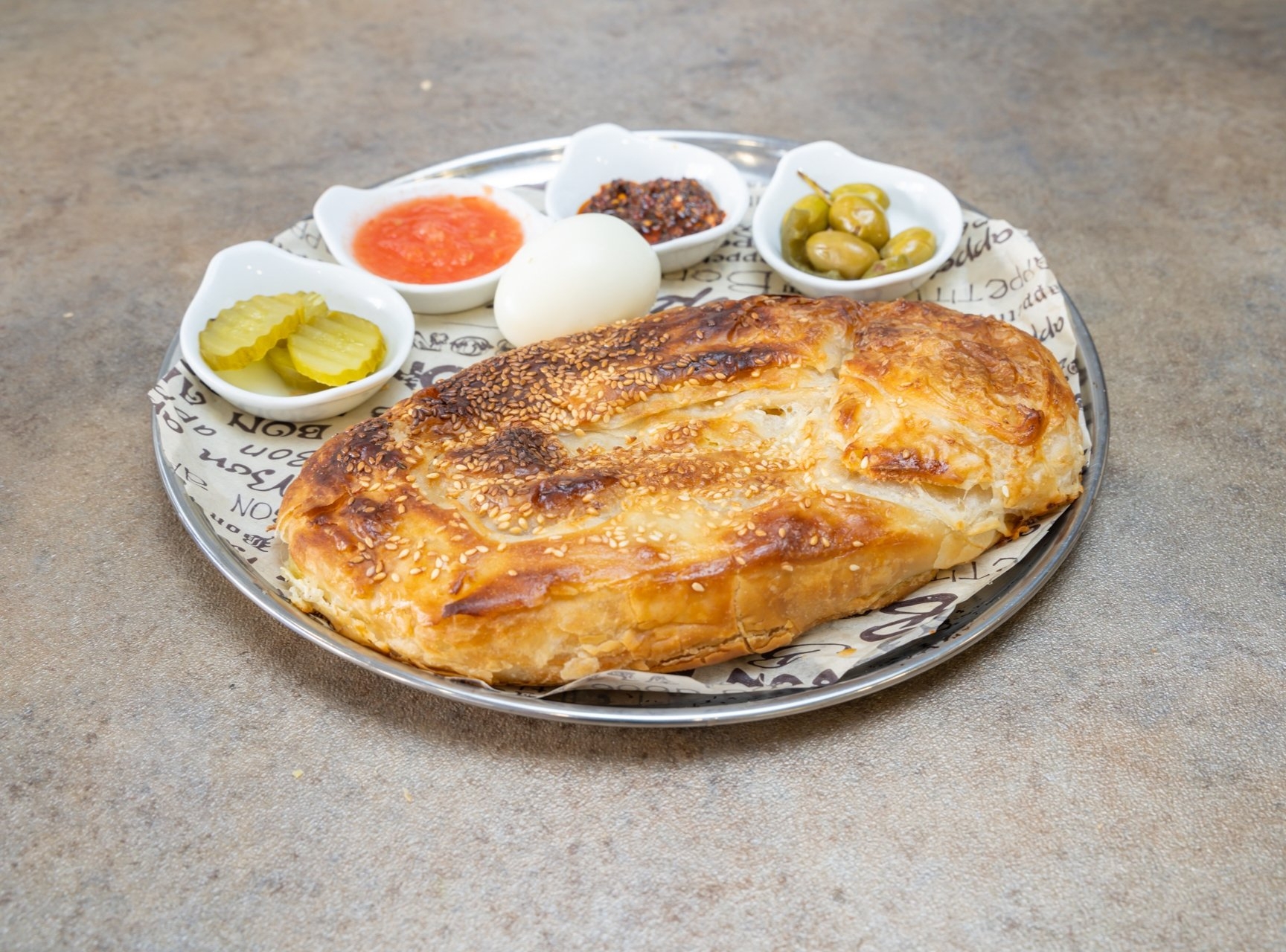 מבצע אישי, בורקס + שתייה קלה + קינוח לבחירה. מוגש עם ביצה, רסק, מלפפון חמוץ וחריף.