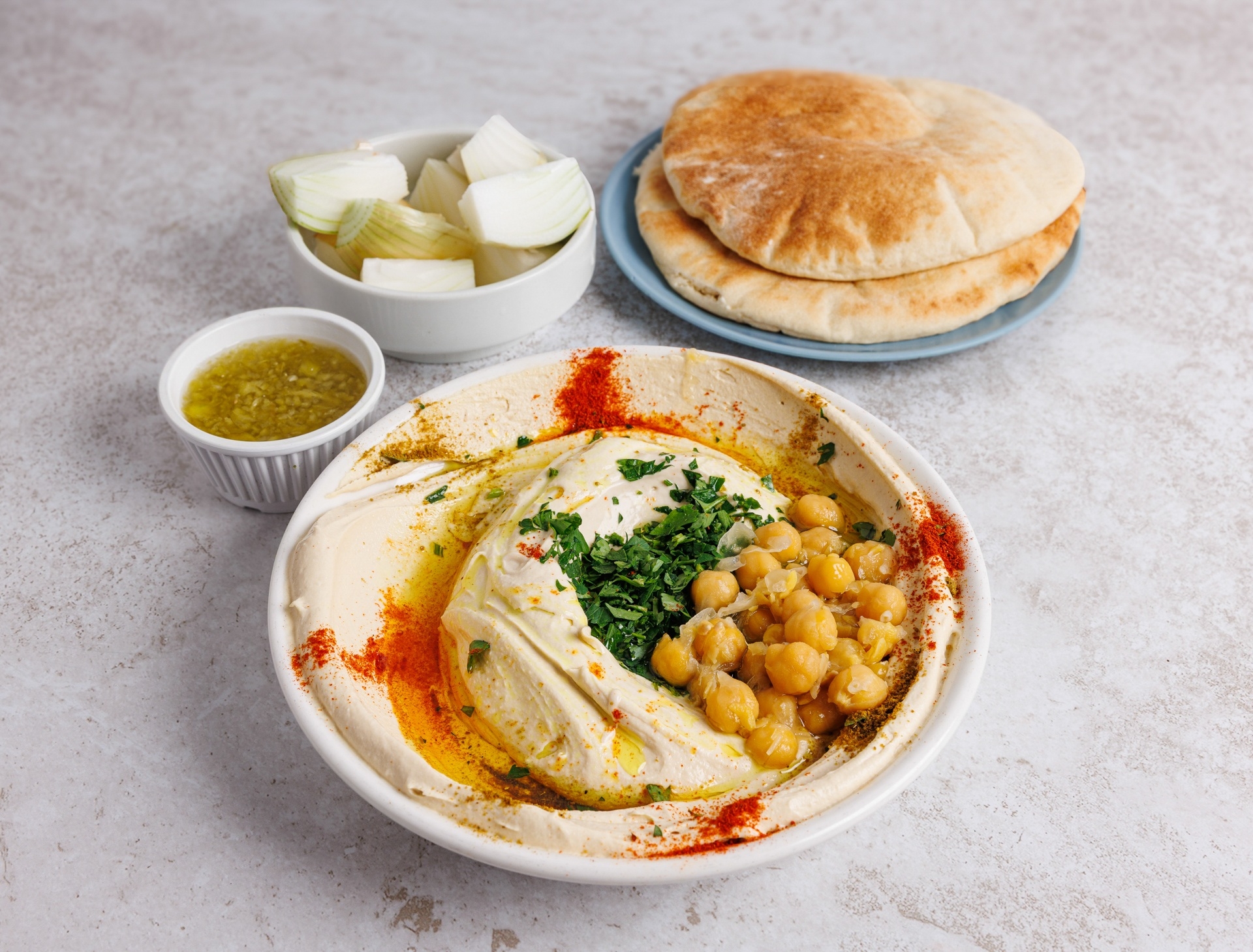 חומוס בצלחת חומוס פול אבו חסן יפו