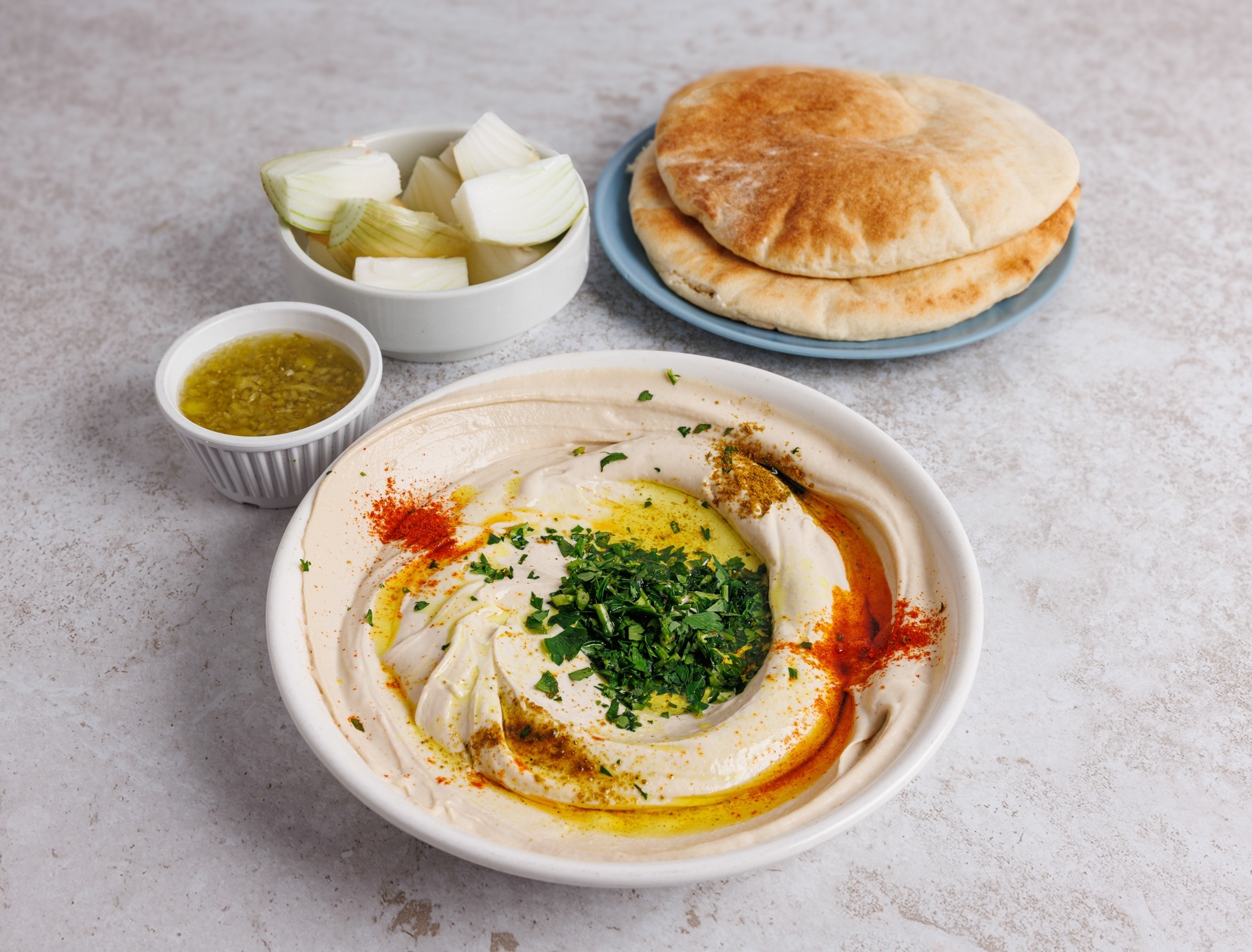 טחינה בצלחת חומוס פול אבו חסן יפו