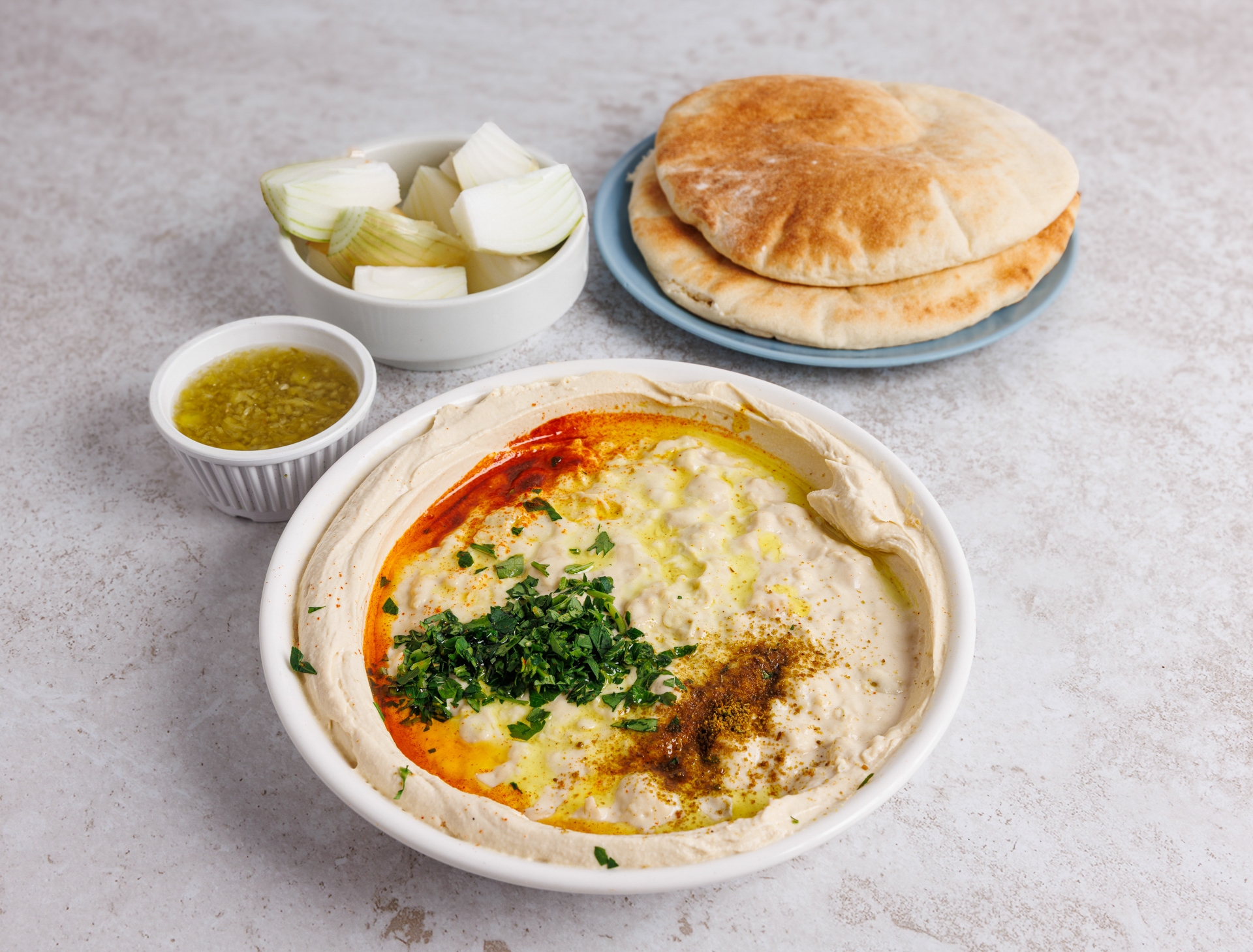 חומוס ומסבחה בצלחת חומוס פול אבו חסן יפו