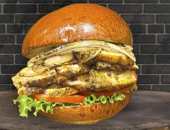 סמוקי צ'יקן ברסט בבריוש עגולה Meat Bone מיט בון נס ציונה