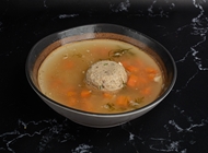 מרק עוף עם קניידלך מעדניית שם טוב חיפה