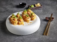 Ceviche Roll, 8 יחידות I/O אבוקדו, מלפפון, בטטה, עטוף קריספי בטטה ומעל סביצה סלמון ( סלמון נא, בצל ירוק, גמבה אדומה, שומשום).