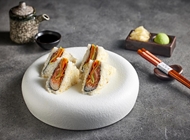 סנדוויץ סושי | Sushi Sandwich, 4 משולשי אורז סושי, אצה במילוי עד 3 תוספות, עטוף בפנקו
