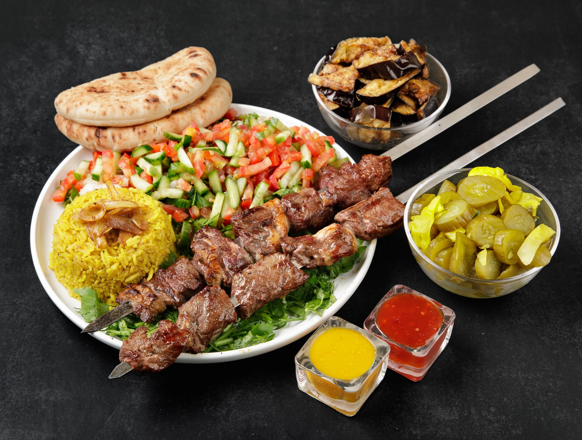 2 שיפודי אנטריקוט בצלחת + 2 תוספות שיפודי האחים רחובות