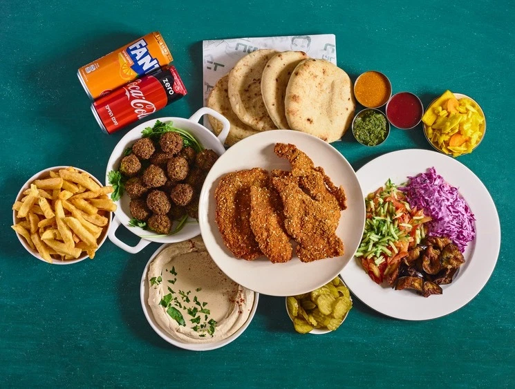 ארוחת שניצלים ופלאפל משפחתית שווארמה הנכד של חנניה הוד השרון