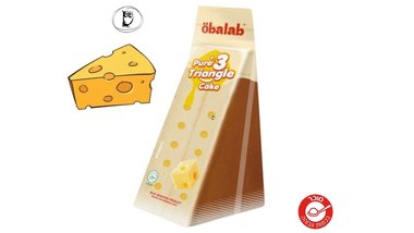 עוגת שכבות אוורירית בצורת משולש בטעם גבינה - Öbalab cheese triangle cake, עוגת ה-Pure Triangle בטעם גבינה של Öbalab היא עוגת שכבות אישית בצורת משולש, המשלבת בין עוגת ספוג רכה לשכבת גבינה עדינה וקרמית בטעם עשיר ומאוזן. המרקם האוורירי יחד עם הניחוח החלבי מעניקים חוויית אכילה מפנקת, המתאימה כנשנוש יומיומי, קינוח מהיר או תוספת מושלמת לצד קפה ותה. האריזה האישית שומרת על הטריות והופכת את העוגה לנוחה לנשיאה ולאכילה בכל מקום.